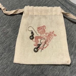 Noisy Plume “Ligthen my Burden” earrings // drop silver // dimensional